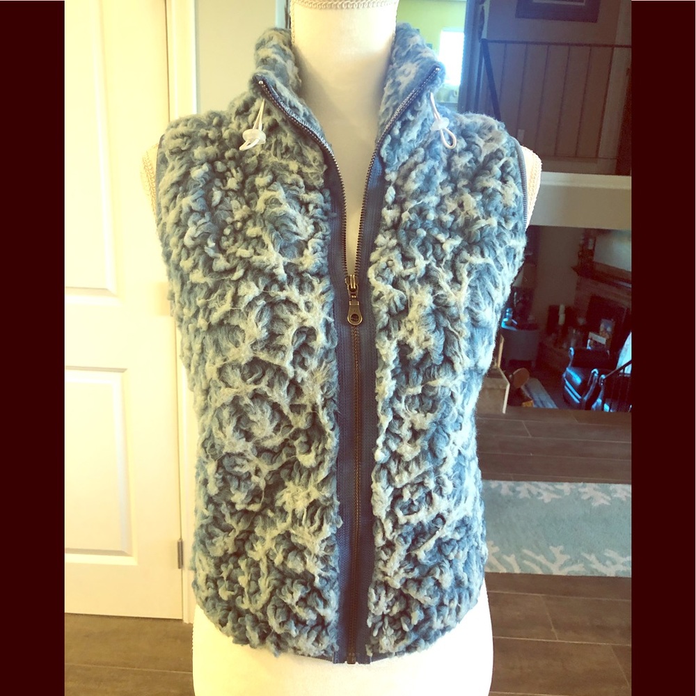 NOA size small blue nubby fleece vest